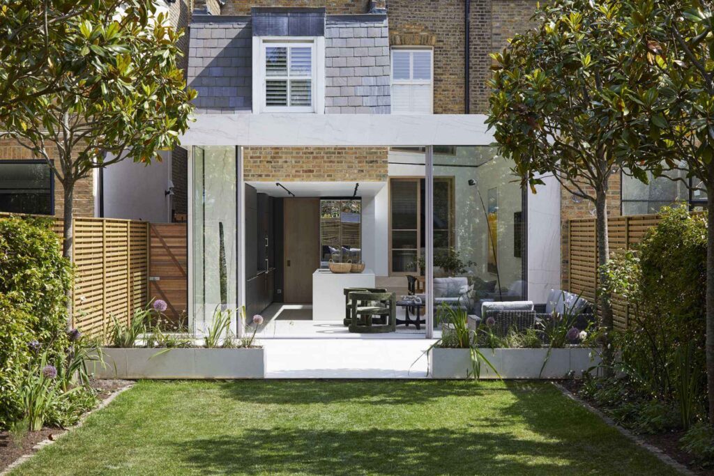 Une maison victorienne à Londres : l’art d’allier tradition et modernité avec une extension en verre lumineuse